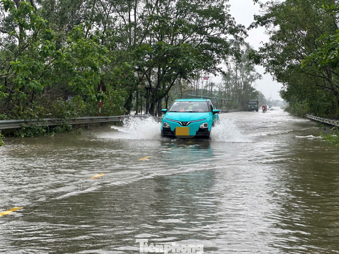 Theo báo cáo, mưa lớn cũng khiến nhiều tuyến giao thông ở các địa phương bị ngập lụt, sạt lở như quốc lộ 15, quốc lộ 8C, ĐT.547, ĐT.553, ĐT.554. tp-sjkssk.jpg