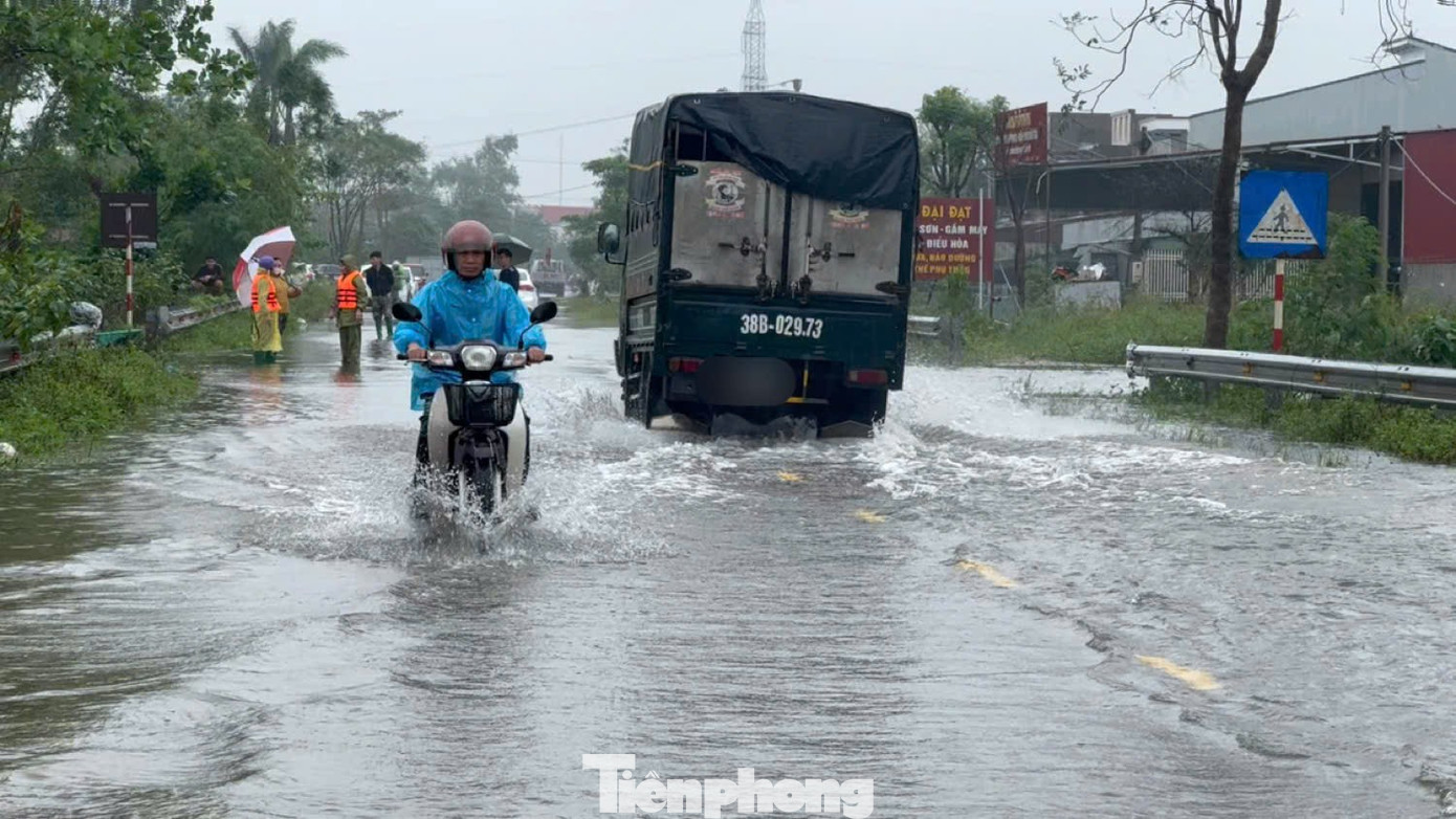 Tại hai vị trí đầu đường ngập, ngành chức năng đã cắm biển cảnh báo khu vực đường ngập lụt, nguy hiểm. tp-sjsks.jpg