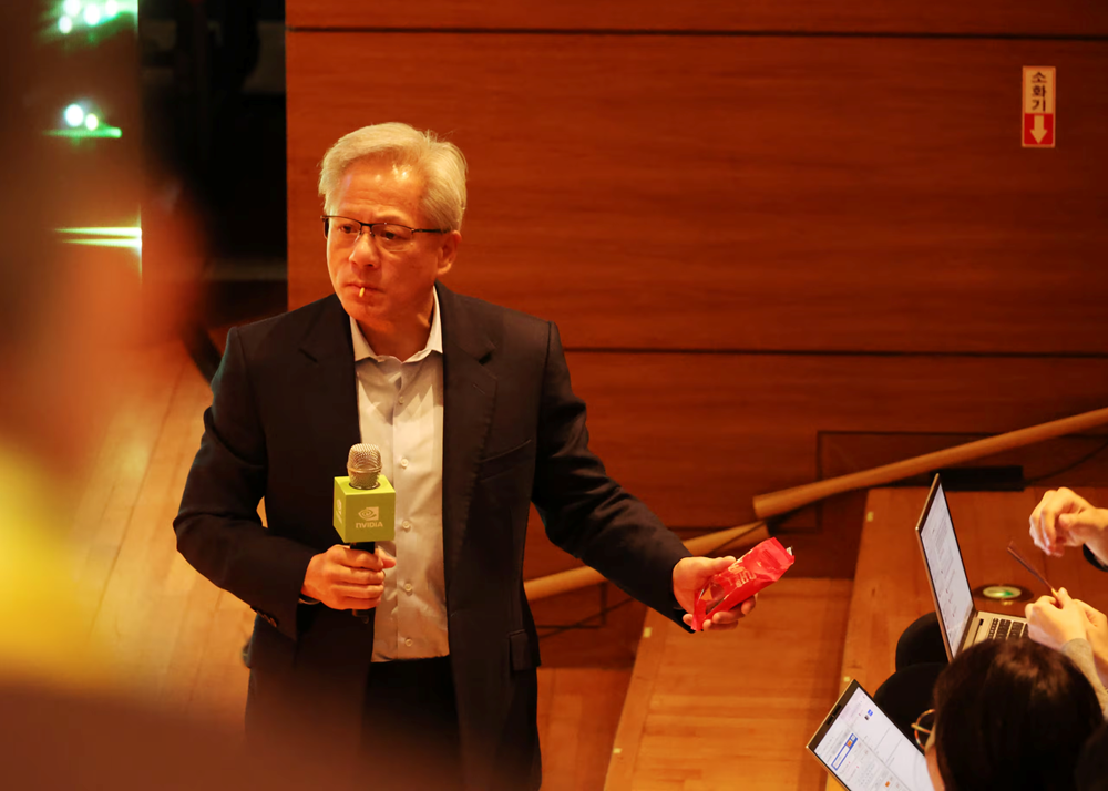 Chủ tịch Samsung ‘gây sốt’ vì câu cà khịa Apple trên sân khấu cùng CEO Nvidia Jensen Huang - ảnh 3