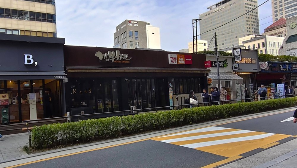 CEO Nvidia Jensen Huang khiến cửa hàng gà rán 'cháy hàng’, Chủ tịch Samsung 'khao bạn' hết gần 37 triệu đồng - ảnh 2