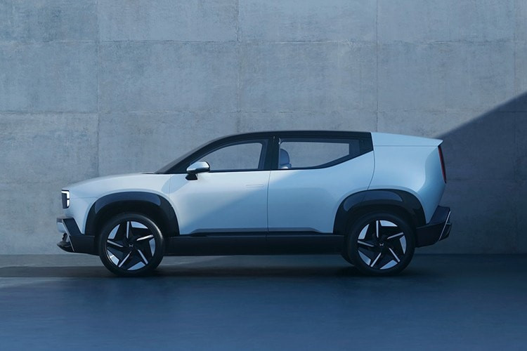 Honda 0 α gia nhập dòng xe Honda 0 Saloon và Honda 0 SUV, ra mắt hồi tháng 1. Chiếc Saloon này là mẫu xe chủ lực của dòng xe này, với thiết kế thấp, khí động học và tập trung vào khí động học tiên tiến, động lực học khi lái và sự thoải mái bên trong. Ngược lại, SUV 0 được thiết kế như một mẫu xe đa năng và chắc chắn, kết hợp giữa dáng vẻ mạnh mẽ, thể thao với cabin tinh tế, hướng đến những người lái xe tìm kiếm cả sự tiện ích và sự tinh tế.