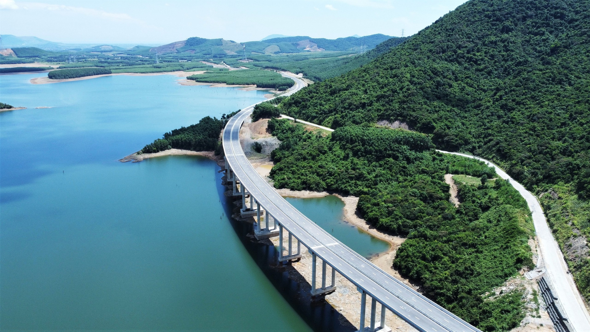 Cao tốc hơn 12.000 tỷ kết nối 2 tỉnh hẹp nhất Việt Nam đạt dấu mốc quan trọng- Ảnh 2. Cao tốc hơn 12.000 tỷ kết nối 2 tỉnh hẹp nhất Việt Nam đạt dấu mốc quan trọng- Ảnh 2.