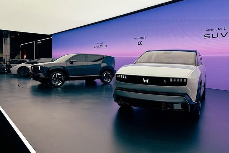 Phiên bản sản xuất của Honda 0 α dự kiến ra mắt toàn cầu vào năm 2027, với các thị trường đầu tiên bao gồm Nhật Bản và Ấn Độ. Bằng cách mở rộng dòng sản phẩm 0 Series với mẫu xe mới này, Honda mong muốn đưa xe điện thế hệ tiếp theo đến gần hơn với đông đảo người dùng.Thông qua Honda 0 α, công ty muốn kết hợp thiết kế, công nghệ và tính thực tiễn theo một hình thức phản ánh tầm nhìn của mình về tương lai của phương tiện di chuyển bền vững.
