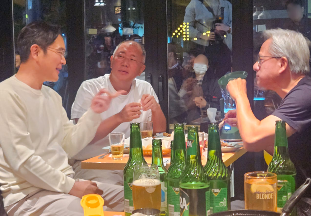 CEO Nvidia Jensen Huang khiến cửa hàng gà rán 'cháy hàng’, Chủ tịch Samsung 'khao bạn' hết gần 37 triệu đồng - ảnh 5