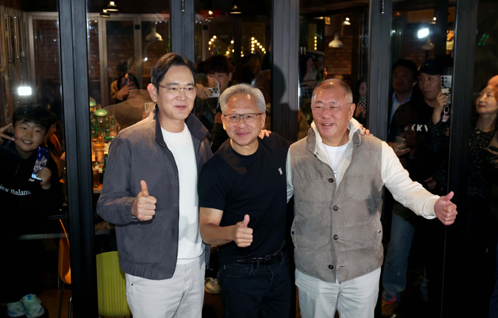 CEO Nvidia Jensen Huang khiến cửa hàng gà rán 'cháy hàng’, Chủ tịch Samsung 'khao bạn' hết gần 37 triệu đồng - ảnh 1