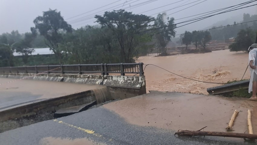 Sập cầu ở Huế, 3 xã bị cô lập hoàn toàn - ảnh 1