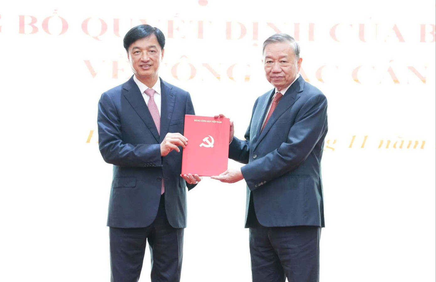 Tổng Bí thư Tô Lâm trao quyết định cho ông Nguyễn Duy Ngọc. Ảnh: P.N. ngoc-7316.jpg