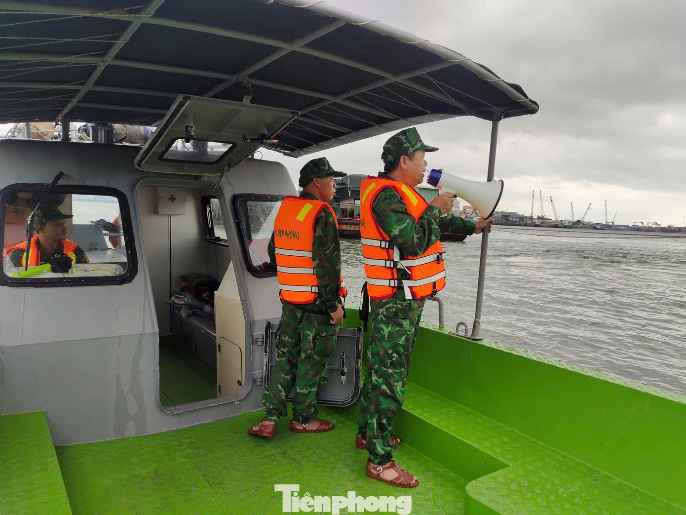 Lực lượng Biên phòng kêu gọi tàu thuyền vào nơi tránh trú an toàn. Ảnh: Công Cường tp-6.jpg