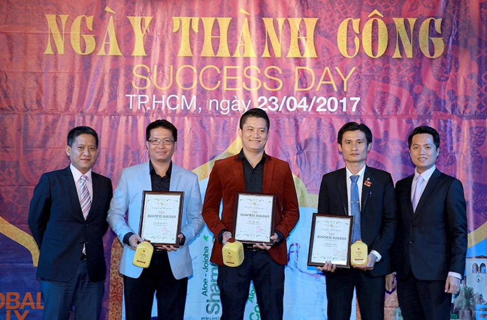 Điều tra, làm rõ vai trò của ca sĩ Đoàn Di Băng trong đường dây hàng giả - ảnh 2