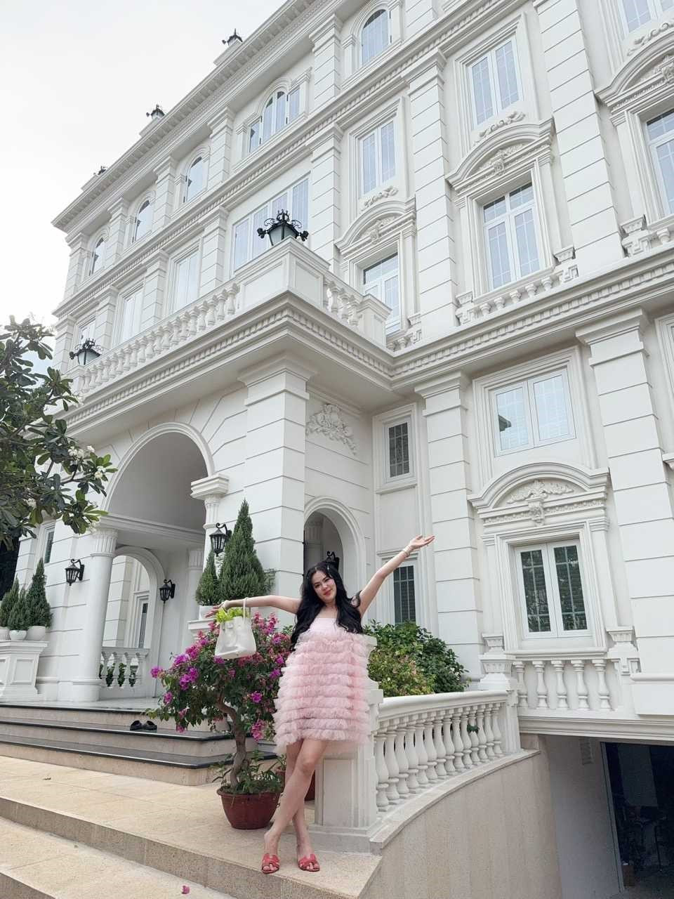 NSƯT vừa đón con đầu lòng ở tuổi U60: Lấy Hoa hậu đã có 3 con, điều hành 2 công ty mang tên vợ, sống trong biệt thự 200 tỷ - ảnh 3