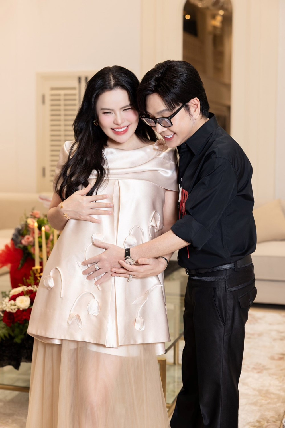 NSƯT vừa đón con đầu lòng ở tuổi U60: Lấy Hoa hậu đã có 3 con, điều hành 2 công ty mang tên vợ, sống trong biệt thự 200 tỷ - ảnh 2