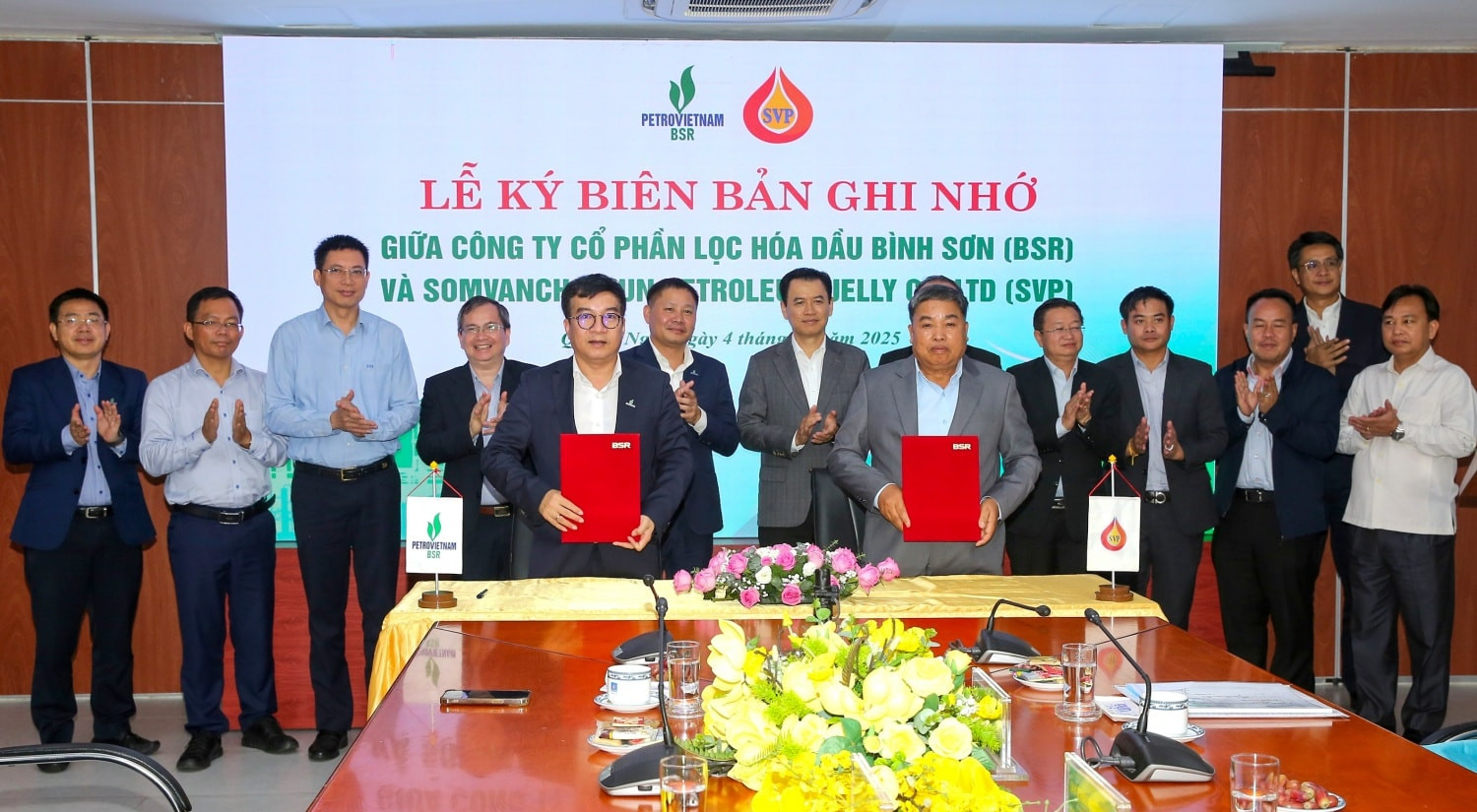 Ông Nguyễn Việt Thắng - Tổng Giám đốc BSR và ông Angtaen Saysomphone - Tổng Giám đốc Somvanchaleun Petroleum Jelly ký kết Biên bản ghi nhớ hợp tác giữa hai bên (Ảnh PetroTimes)