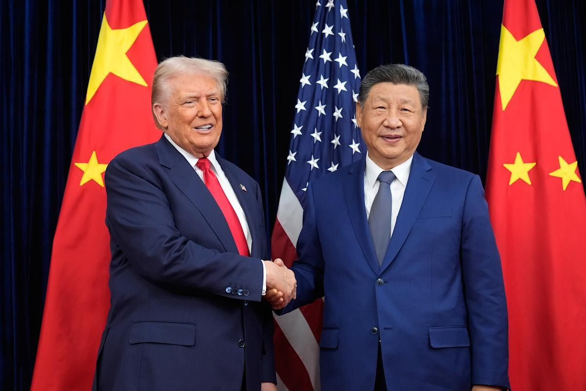 Tổng thống Mỹ Donald Trump và Chủ tịch Trung Quốc Tập Cận Bình tại cuộc gặp vào tuần trước. Ảnh: Yahoo Finance. 1078db30-b537-11f0-afa8-fcfe9601d23e.jpg