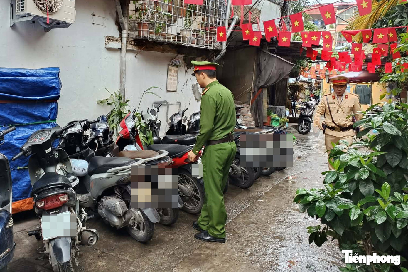 Lực lượng chức năng kiểm tra bãi xe xung quanh trường học ở Hà Nội. a3.jpg