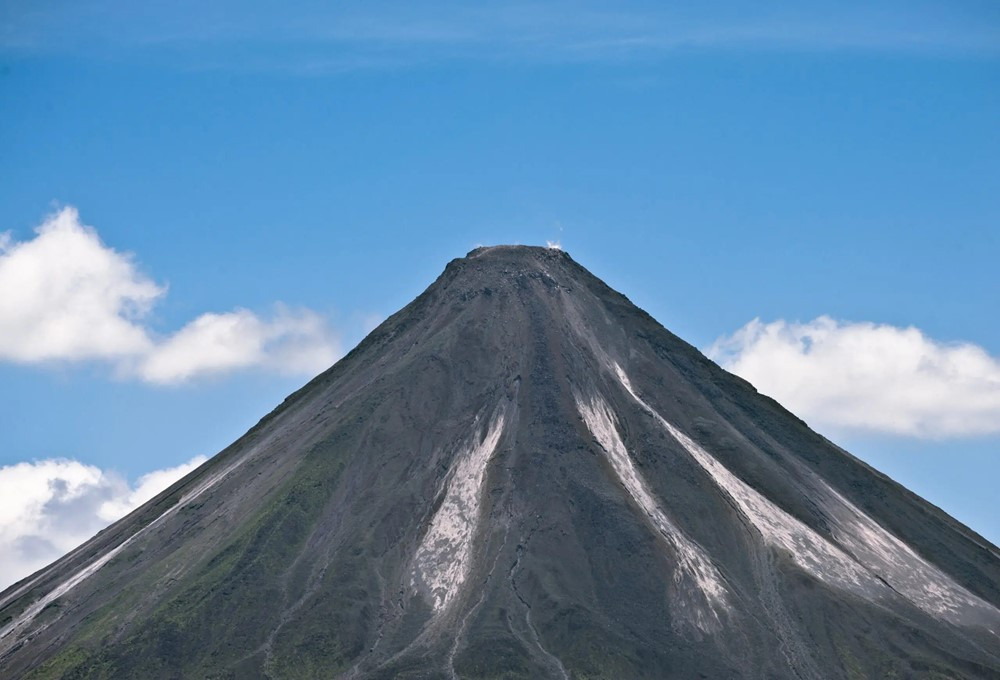 Phát hiện 'kho báu' hơn 2 triệu tấn ngủ yên suốt hàng triệu năm bên trong núi lửa, đủ dùng trong 950 năm - ảnh 1