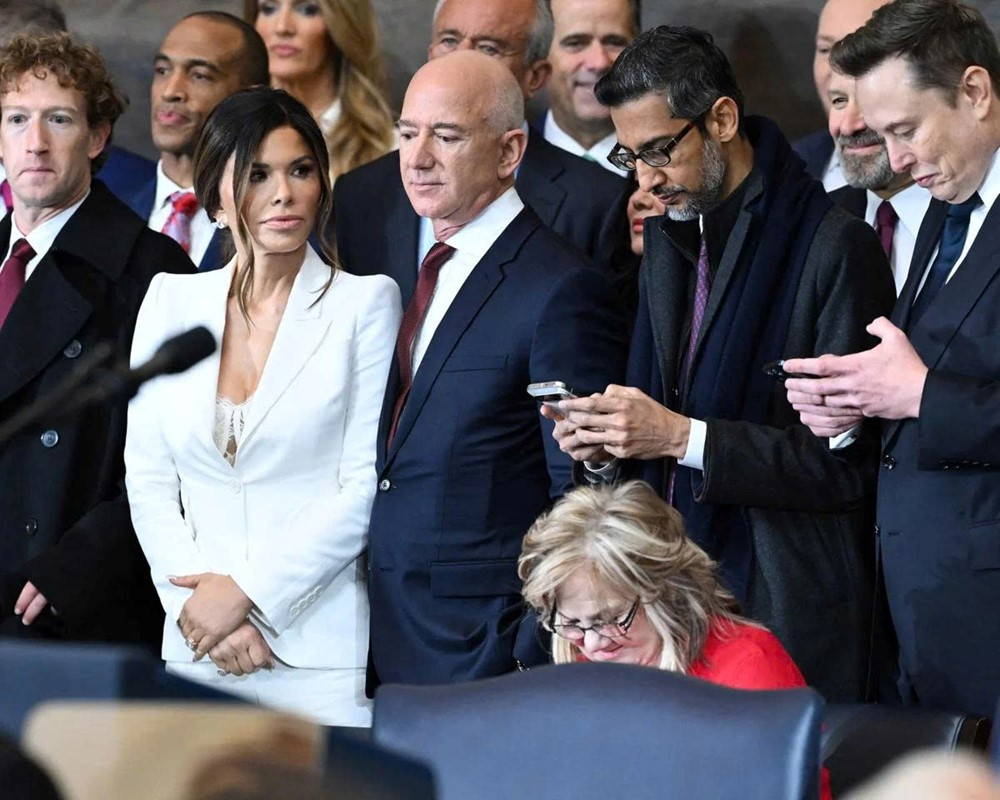 10 tỷ phú ‘đút túi’ gần 700 tỷ USD chỉ trong 1 năm: Người giàu thêm giàu, người nghèo kiệt quệ - ảnh 1