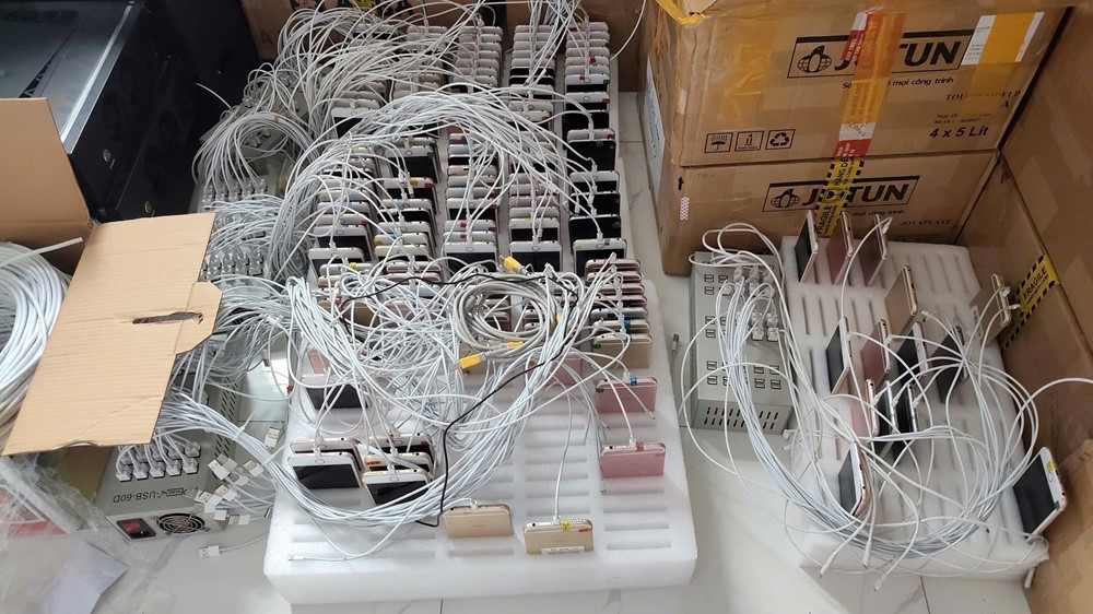 Triệt phá đường dây cho thuê tài khoản ảo thu lợi 2 tỷ/tháng, phát hiện hơn 100 CPU và 2.000 điện thoại di động - ảnh 4