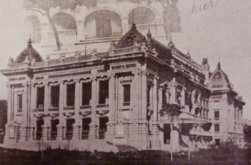 Nhà hát rộng 2.600m2 là công trình biểu tượng của Thủ đô, từng huy động tới 300 công nhân, 35.000 cọc tre, xây dựng trong suốt 10 năm - ảnh 2