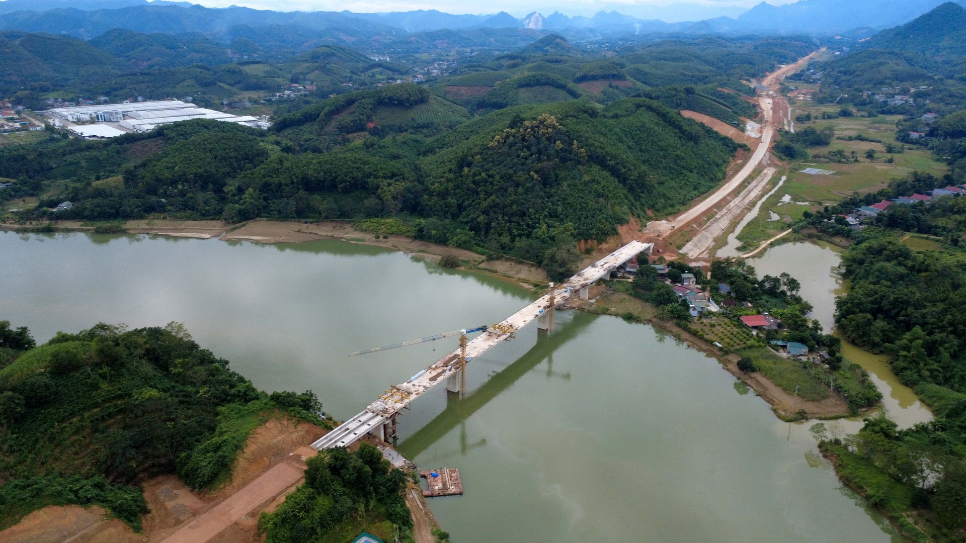 Ngày mai, Tập đoàn Đèo Cả sẽ hợp long cây cầu lớn nhất trên cao tốc 13.800 tỷ xuyên qua tỉnh lớn thứ 2 miền Bắc- Ảnh 1.