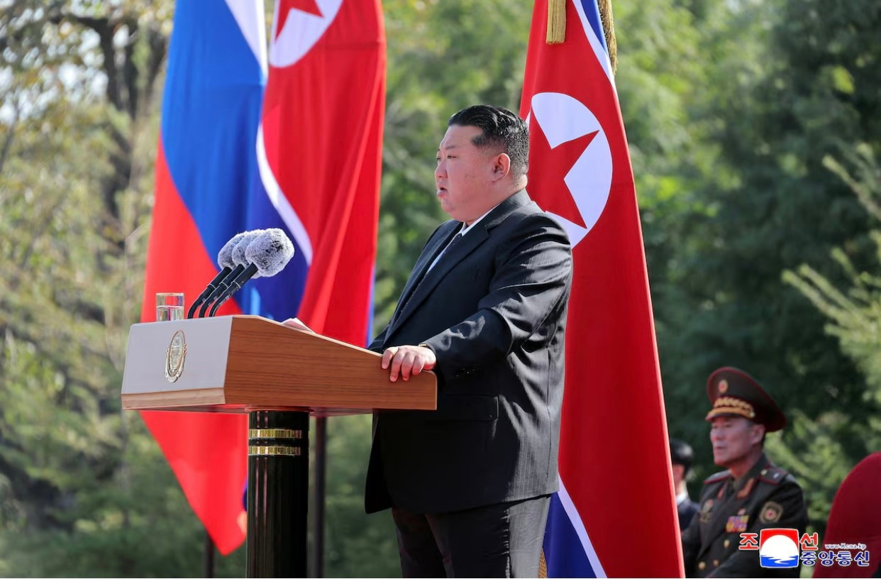 Chủ tịch Triều Tiên Kim Jong Un phát biểu tại lễ khánh thành tượng đài ghi công những người lính đã hy sinh ở nước ngoài. (Ảnh: KCNA) img-0720.jpg