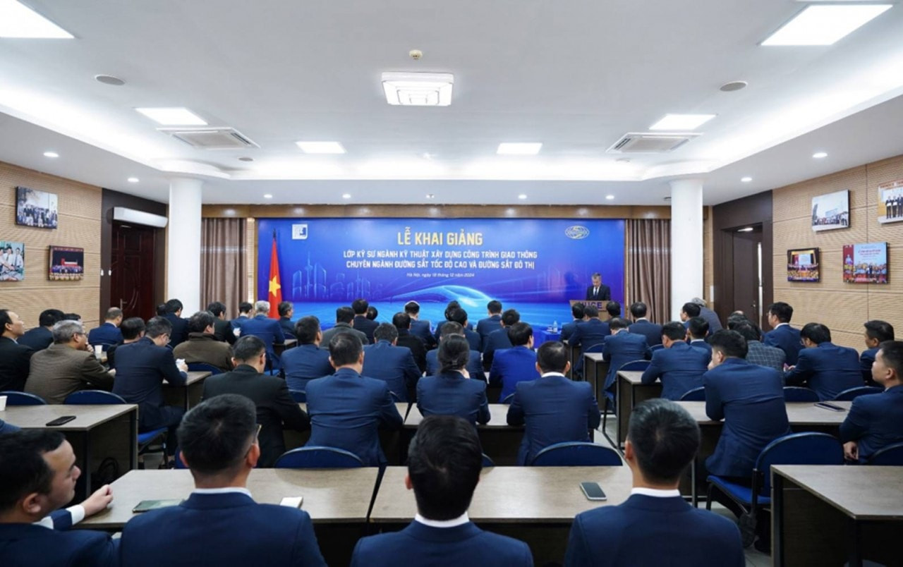 Lễ khai giảng lớp đào tạo kỹ sư đường sắt do VINACONEX và Trường Đại học xây dựng Hà Nội phối hợp tổ chức.