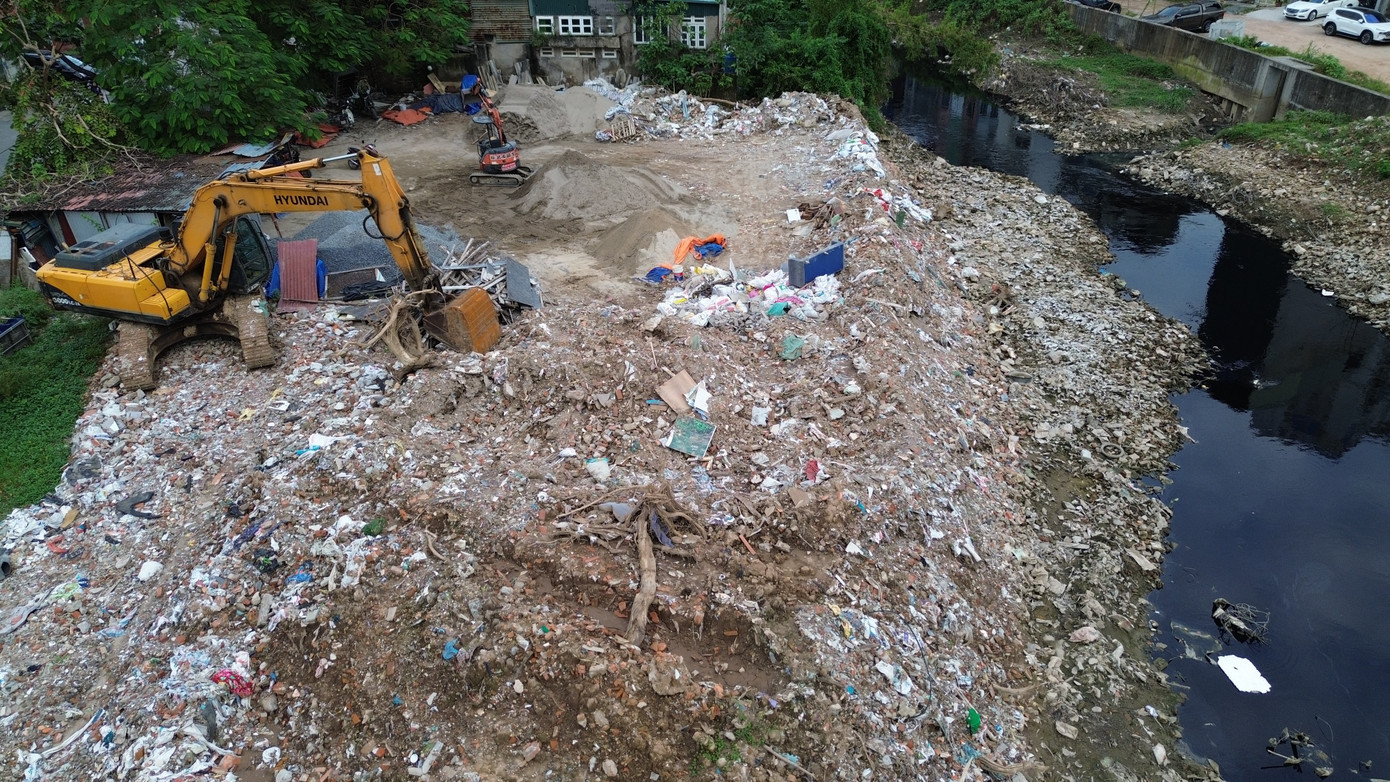 Trao đổi với chúng tôi, một cán bộ phụ trách dự án Trạm bơm tiêu Yên Nghĩa cho biết, để đẩy nhanh tiến độ dự án, chủ đầu tư, UBND các phường đã phối hợp, yêu cầu đoạn nào có mặt bằng là đơn vị thi công triển khai ngay. Một số vị trí hiện đang tạm dừng thi công liên quan đến tuyến đường hai bên lòng kênh. Ngay sau khi hoàn thành GPMB các đơn vị thi công sẽ khẩn trương triển khai thực hiện các hạng mục dự án. 5.jpg