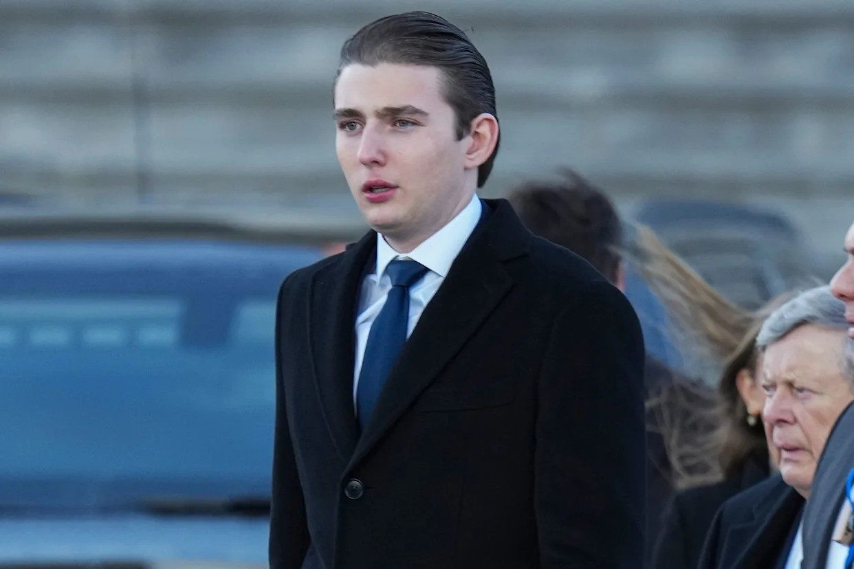 Con trai út của Tổng thống Donald Trump, Barron Trump đang gây chú ý khi khối tài sản cá nhân của anh được ước tính đã chạm mốc 150 triệu USD. Nguồn: Yahoo News Canada. 513e5bf823f259275be1a6827078d8ab-11zon.jpg