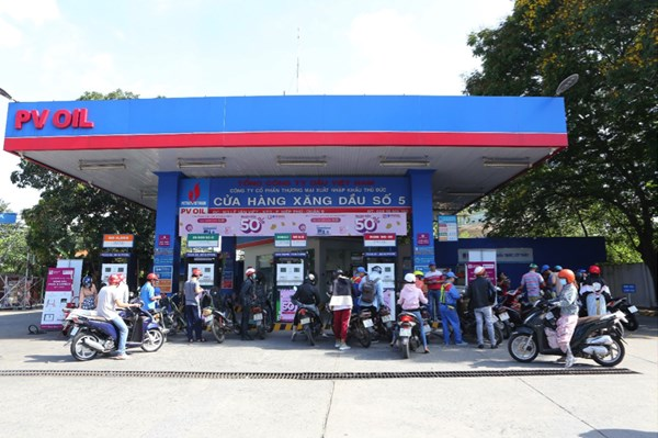 Biến hệ thống cây xăng thành 2.400 điểm sạc xe điện, PV OIL khoe lãi lớn sau cái 'bắt tay' với tỷ phú Phạm Nhật Vượng