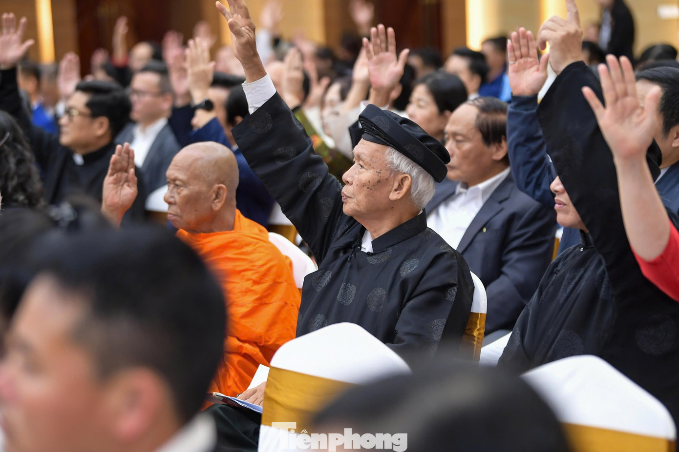 Các đại biểu biểu quyết, hiệp thương cử bà Bùi Thị Minh Hoài giữ chức Chủ tịch Ủy ban Trung ương MTTQ Việt Nam khóa X tp-7.jpg