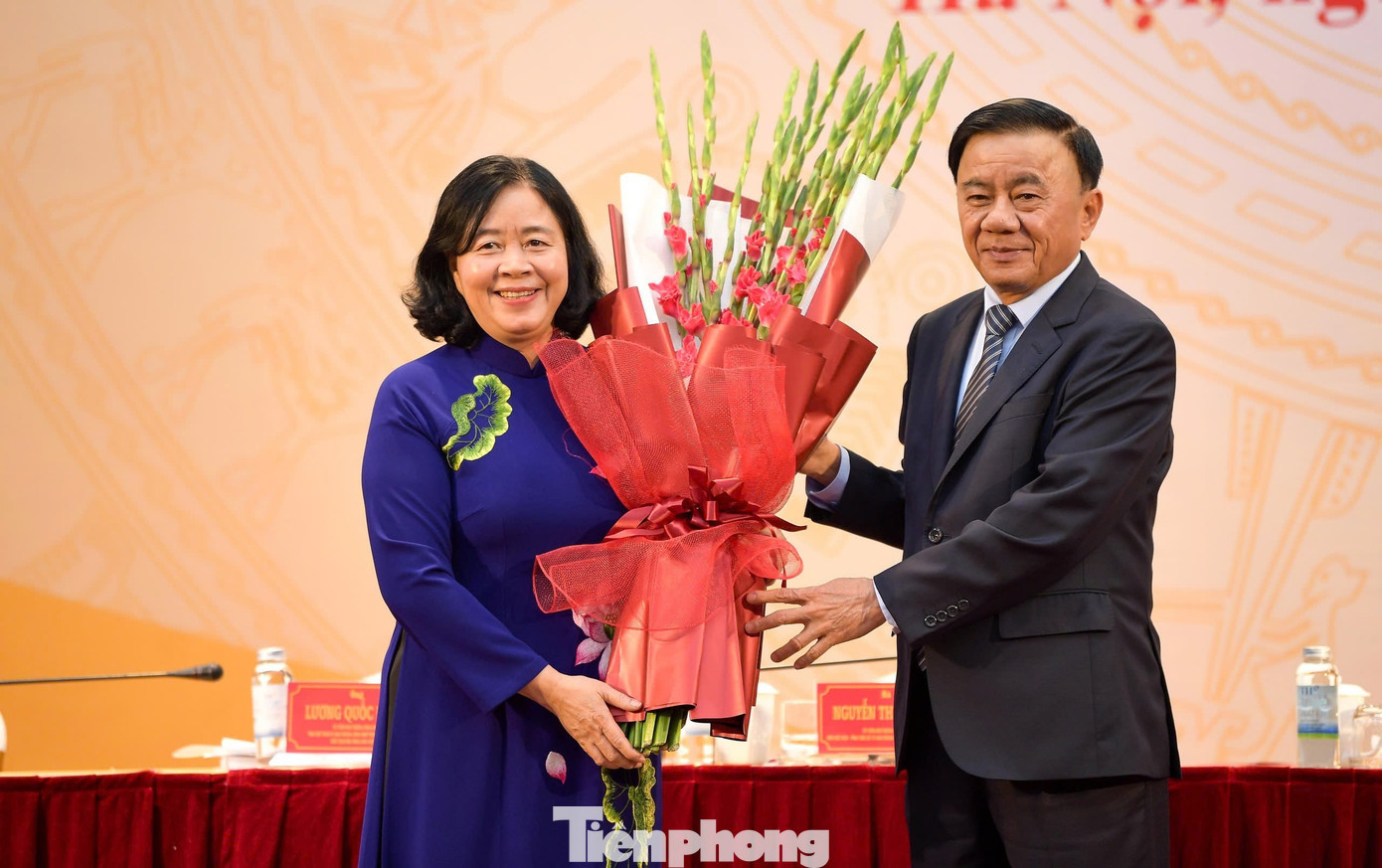 Thường trực Ban Bí thư Trần Cẩm Tú tặng hoa chúc mừng bà Bùi Thị Minh Hoài tp-8.jpg