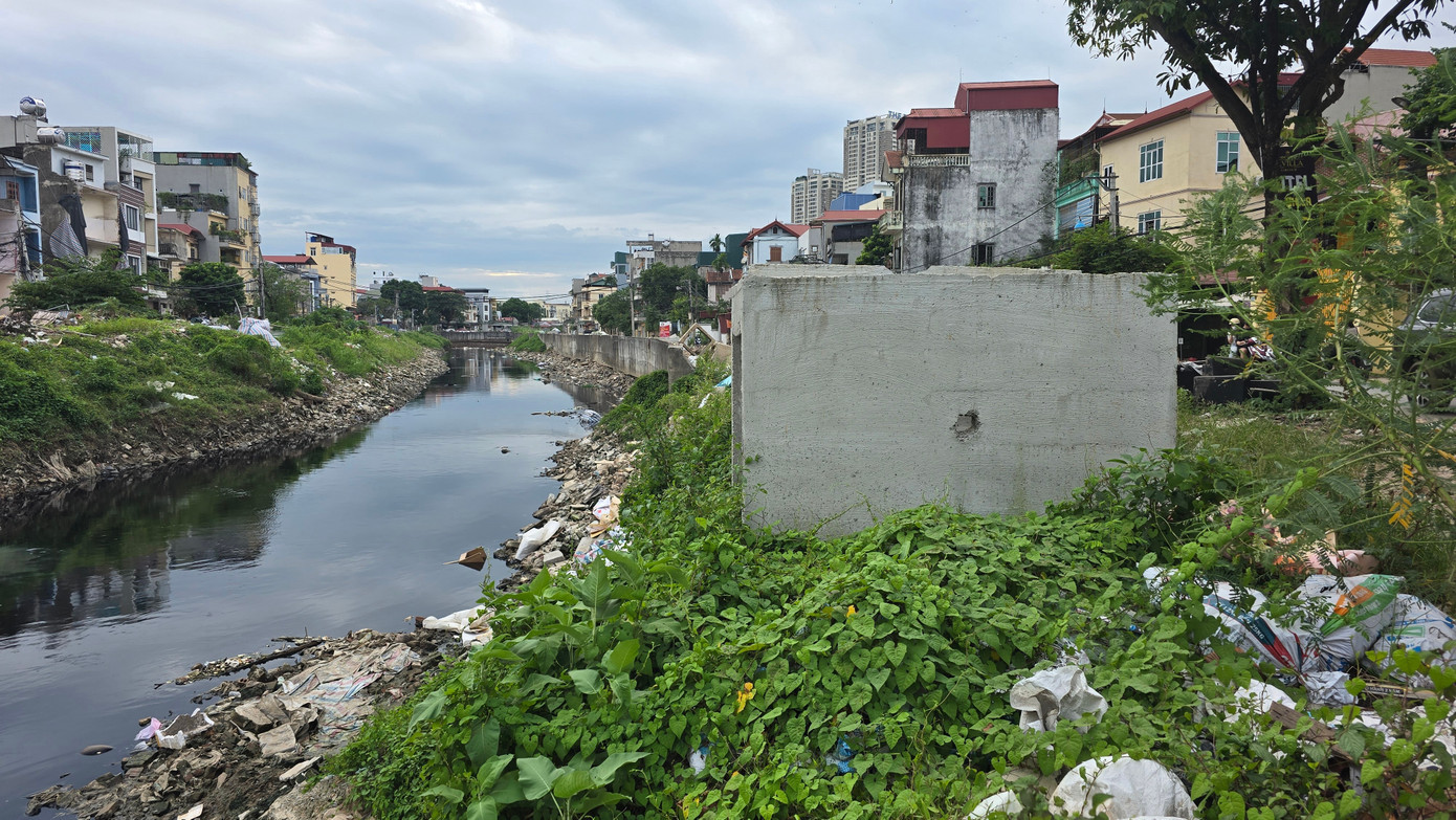 Ông Khôi cũng cho biết, quá trình triển khai dự án này gặp nhiều khó khăn, vướng mắc. Một phần, là do nguồn gốc sử dụng đất của các hộ dân bị thu hồi phức tạp; nhiều trường hợp vừa được giao đất, vừa lấn chiếm hành lang kênh qua nhiều thời kỳ, giai đoạn khác nhau; số trường hợp cần điều chỉnh phương án, hỗ trợ bồi thường nhiều; một số hộ dân 2 bên bờ kênh kiến nghị liên quan đến cốt nền đường sẽ được nâng cao ảnh hưởng đến đời sống gia đình. 1000030574.jpg