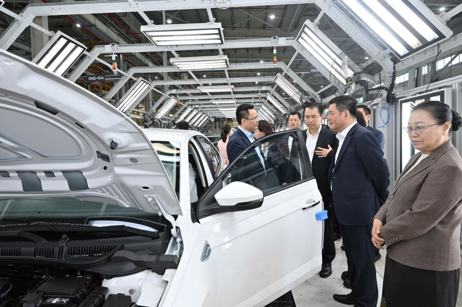 Bộ trưởng Bộ Công Thương Lào thăm nhà máy ô tô công suất 120.000 xe/năm, mong học hỏi chính sách hỗ trợ của Việt Nam