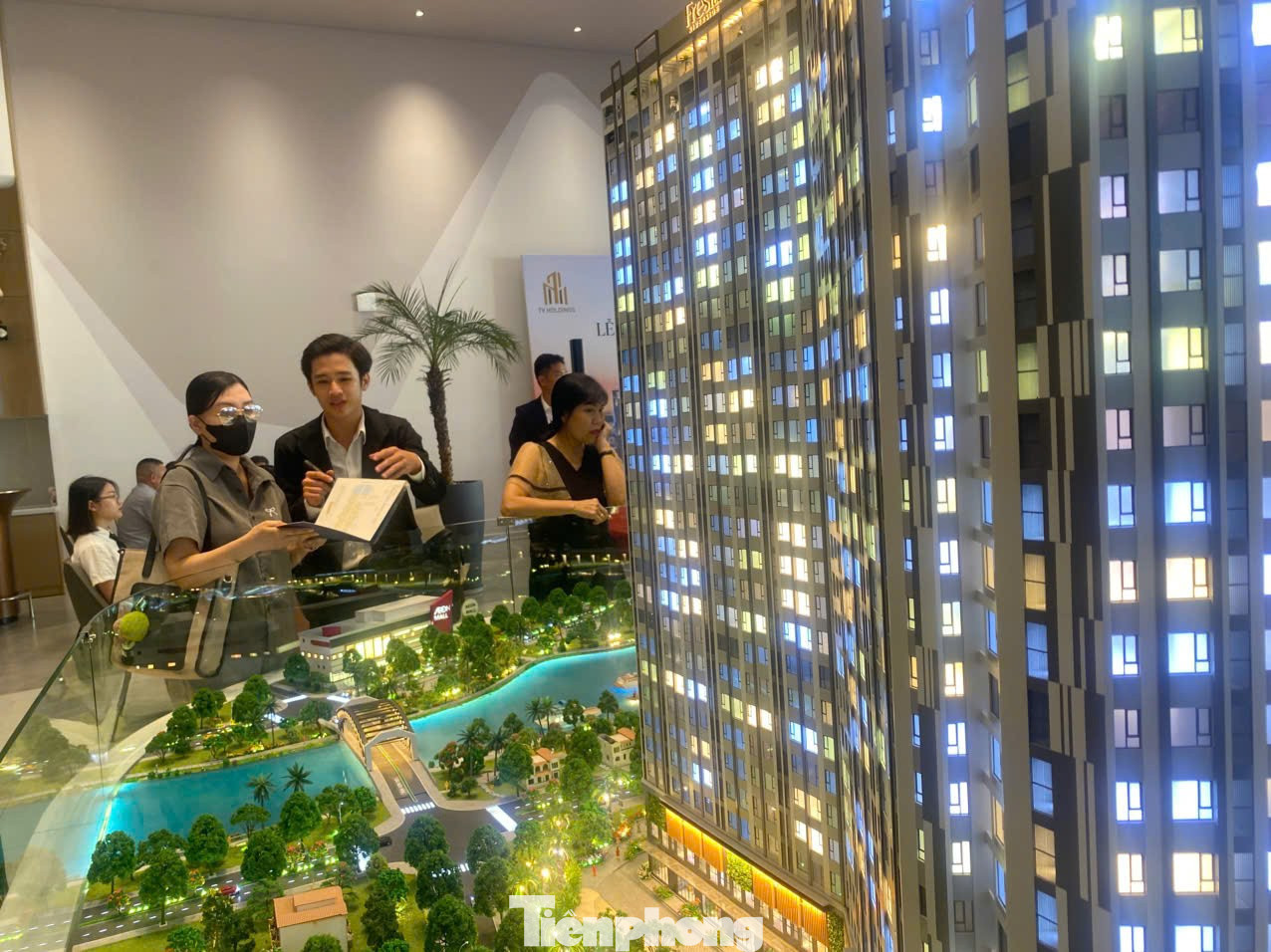 Áp lực lãi suất không chỉ đè lên doanh nghiệp mà còn ảnh hưởng trực tiếp đến người mua nhà vay vốn. tp-1.jpg