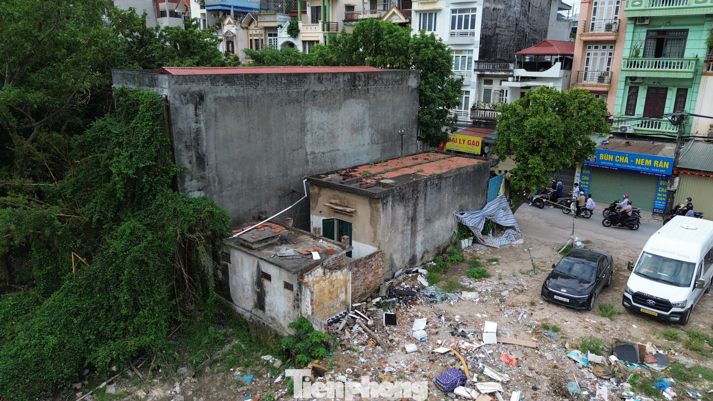 Ngoài ra, còn 3 trường hợp đã nhận tiền nhưng chưa bàn giao mặt bằng. Hiện Ban QLDA đang phối hợp với các đơn vị liên quan tiếp tục tuyên truyền, vận động đồng thời lên phương án bảo vệ mặt bằng đối với 3 trường hợp này. tp-1.jpg
