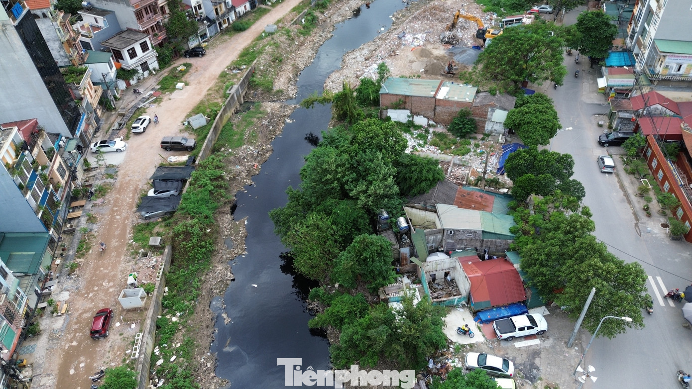 Đến nay, hạng mục trạm bơm tiêu đã hoàn thành và đi vào hoạt động. Hạng mục cứng hóa đang triển khai, trong đó phần lòng kênh La Khê đã cơ bản hoàn thành nhưng một số vị trí lòng kênh vẫn chưa được nạo vét. Theo kế hoạch, trong năm 2025, hạng mục cứng hóa kênh La Khê sẽ hoàn thành, khi đó trạm bơm tiêu sẽ đạt 100% công suất. Tuy nhiên, do vướng mắc liên quan đến giải phóng mặt bằng (GPMB), đến nay dự án vẫn chưa hoàn thành. Công suất hoạt động của trạm bơm tiêu mới đạt từ 60-70%. tp-10.jpg