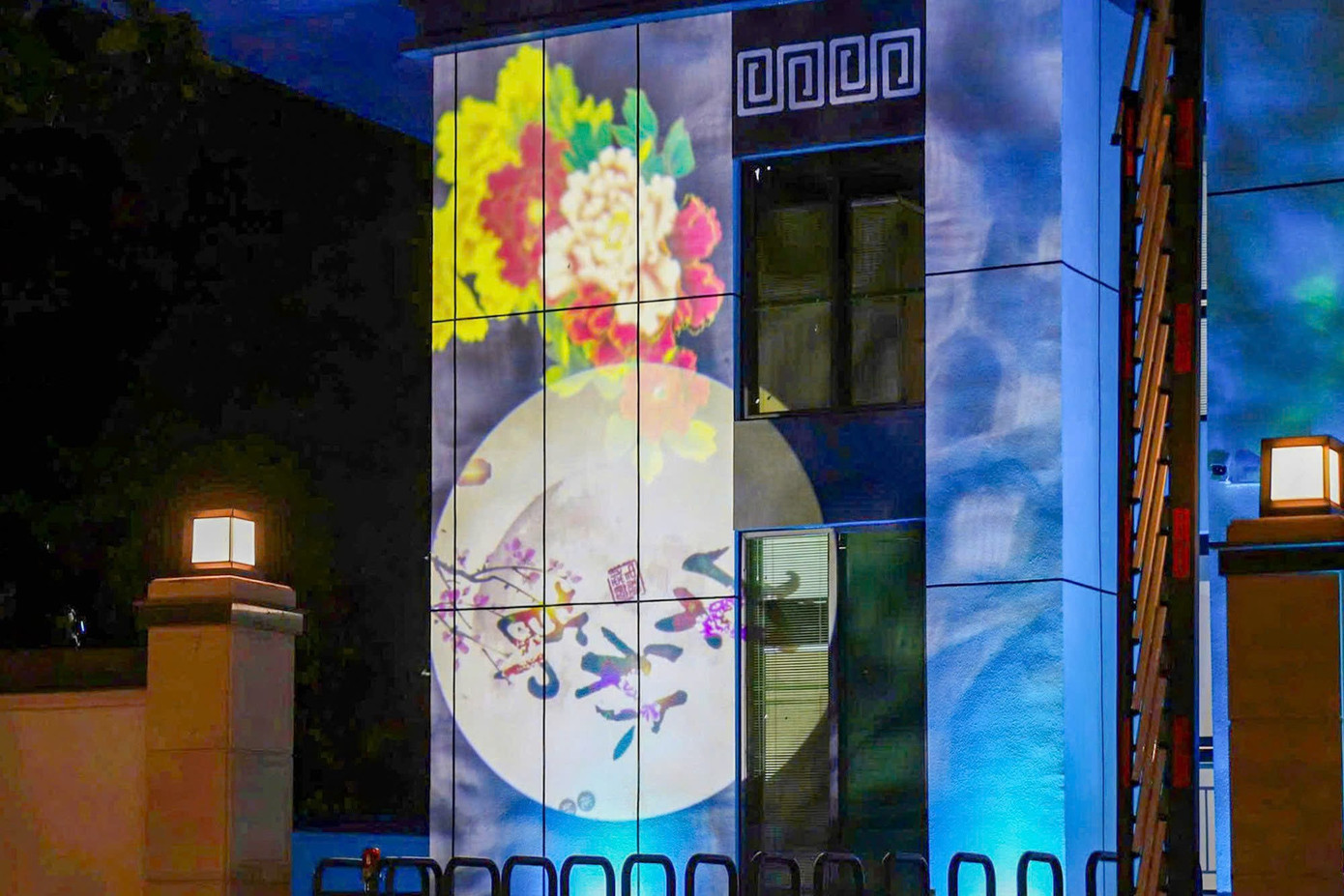 Với cấu trúc vững chãi, màu sắc trang nhã và hệ thống chiếu sáng ấn tượng, khu nhà 300 Kim Mã hôm nay đã lột xác hoàn toàn – từ biểu tượng của sự hoang phế thành điểm nhấn kiến trúc mới của Hà Nội. z7189800069721-14fc5aa781056ce51fe364193fdb22f3.jpg