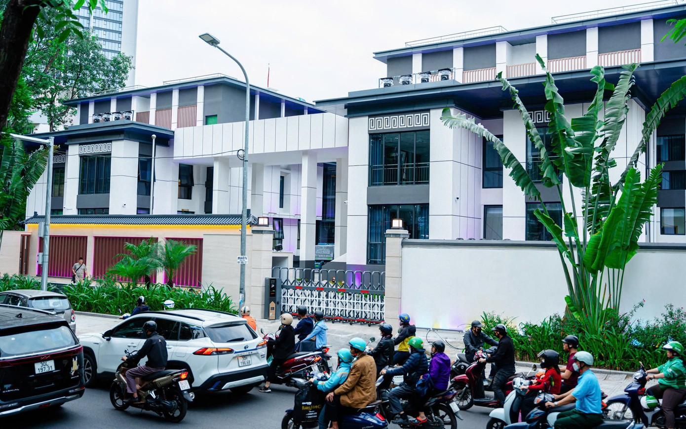 Trong suốt thời gian đó, nơi đây trở thành một “dấu hỏi lớn” giữa lòng Thủ đô. Bức tường phủ đầy rêu, những ô cửa sổ vỡ nát và cỏ cây mọc um tùm tạo nên khung cảnh u ám hiếm thấy giữa một khu vực sầm uất. z7189799637098-99e0b7d43c134ce292bc70543f0c88ff.jpg