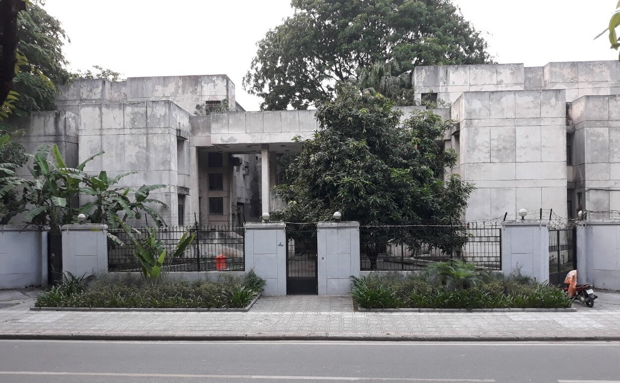 Khu nhà số 300 Kim Mã trước khi cải tạo mang vẻ u ám, rêu phong. (Ảnh: Wikipedia) nha-300-kim-ma-ha-noi.jpg