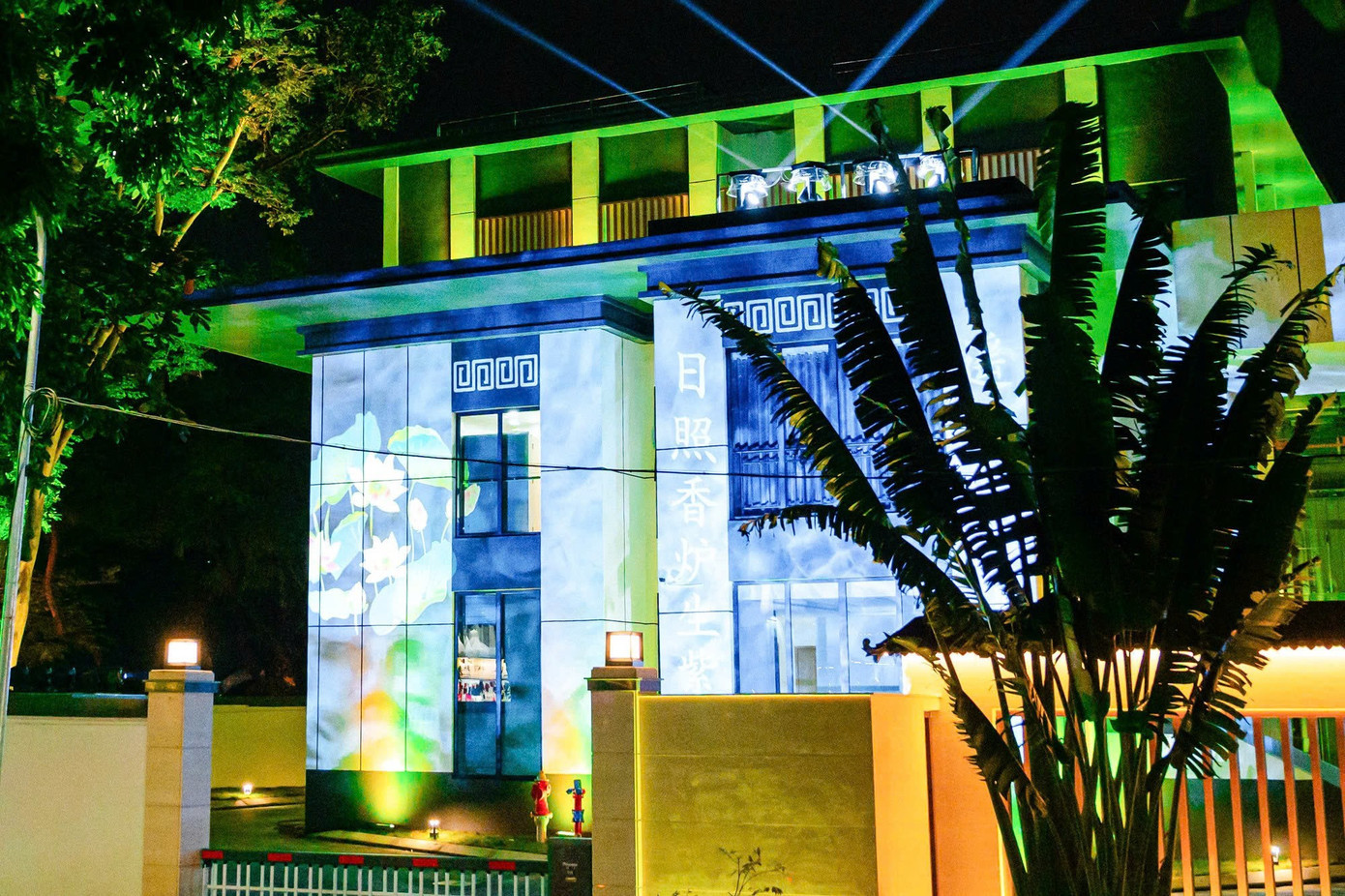 Nếu ban ngày, công trình gây ấn tượng bởi vẻ đẹp thanh thoát và chỉn chu, thì khi màn đêm buông xuống, khu nhà 300 Kim Mã lại trở nên rực rỡ, nổi bật như một điểm sáng giữa khu vực Giảng Võ. Hệ thống đèn chiếu sáng được lắp đặt công phu, ánh sáng vàng ấm áp kết hợp với các mảng đèn hắt hoa văn khiến toàn bộ mặt tiền bừng lên sức sống. Nhìn từ xa, công trình tỏa sáng lung linh, phản chiếu xuống mặt đường Kim Mã tấp nập, thu hút ánh nhìn của bất kỳ ai đi ngang qua. Từ một tòa nhà từng bị xem là “vùng cấm địa”, nơi đây nay trở thành công trình được người dân dừng xe lại ngắm nhìn, bàn tán và chụp hình mỗi buổi tối. z7189800006022-88325846871e277c99521eb6d25f8ce8.jpg