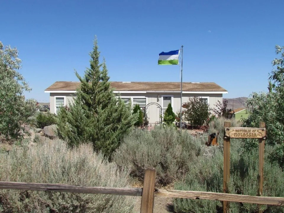 Quốc gia siêu nhỏ có diện tích bằng 1/100 Hồ Tây, cả nước chỉ có 36 người và 1 con chó, chuyển thư bằng tên lửa - ảnh 1