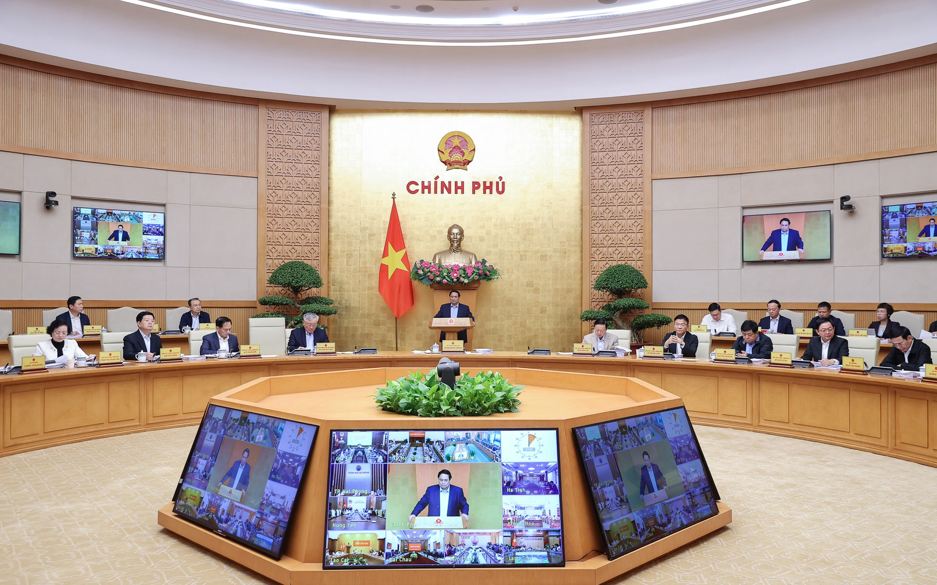 Thủ tướng chủ trì phiên họp Chính phủ tháng 10/2025 trực tuyến với các địa phương