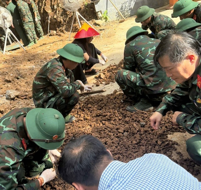 An táng hài cốt các Anh hùng liệt sĩ hy sinh tại hang Tám Cô sau hơn nửa thế kỷ - ảnh 2