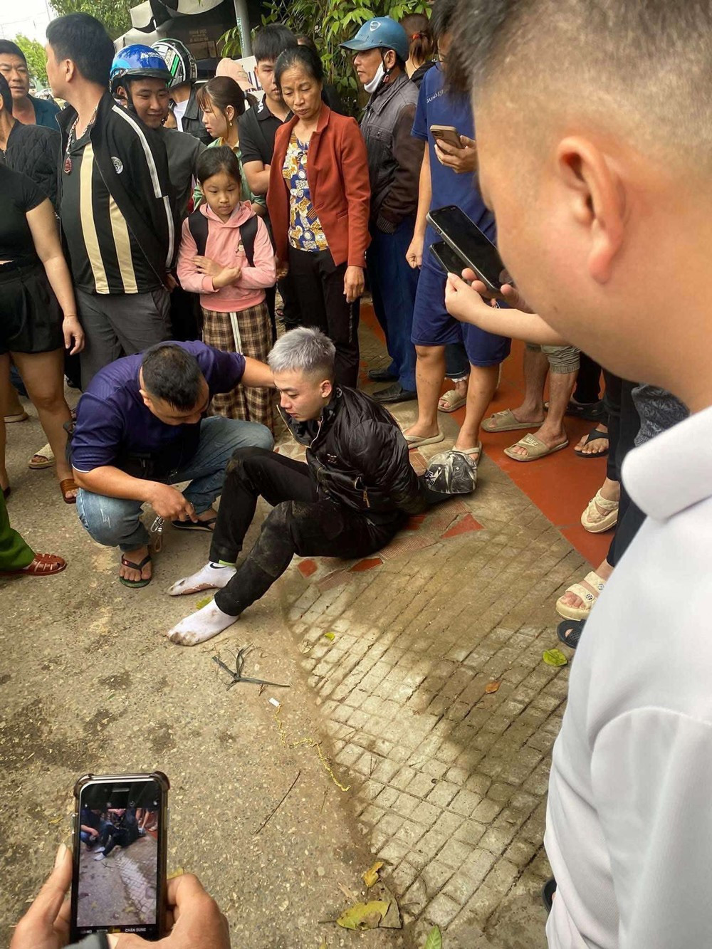 Bắt nam thanh niên cướp tiệm vàng sinh năm 2006 - ảnh 2