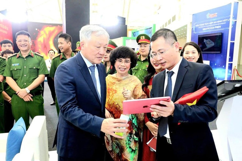 Phó Thủ tướng Thường trực Chính phủ Nguyễn Hòa Bình trải nghiệm công nghệ truy xuất nguồn gốc sản phẩm sữa tươi TH true MILK.