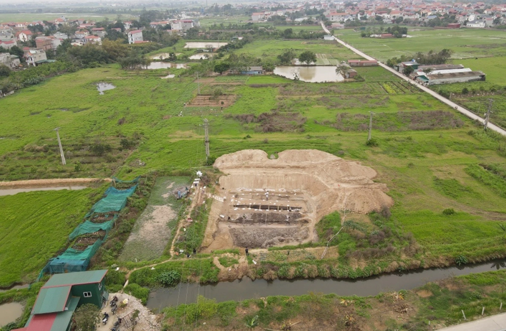 Đang cải tạo đất, lão nông phát hiện dấu tích ‘báu vật’ có hình thái lạ: Cơ quan chức năng lập tức khai quật khẩn cấp - ảnh 1