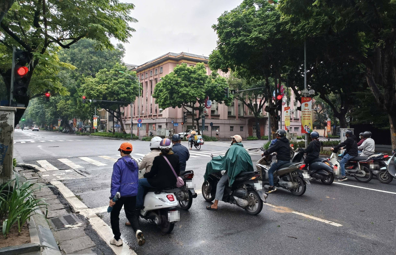 Dừng đèn đỏ dùng điện thoại có bị xử phạt?. Ảnh minh họa den-do-1.jpg