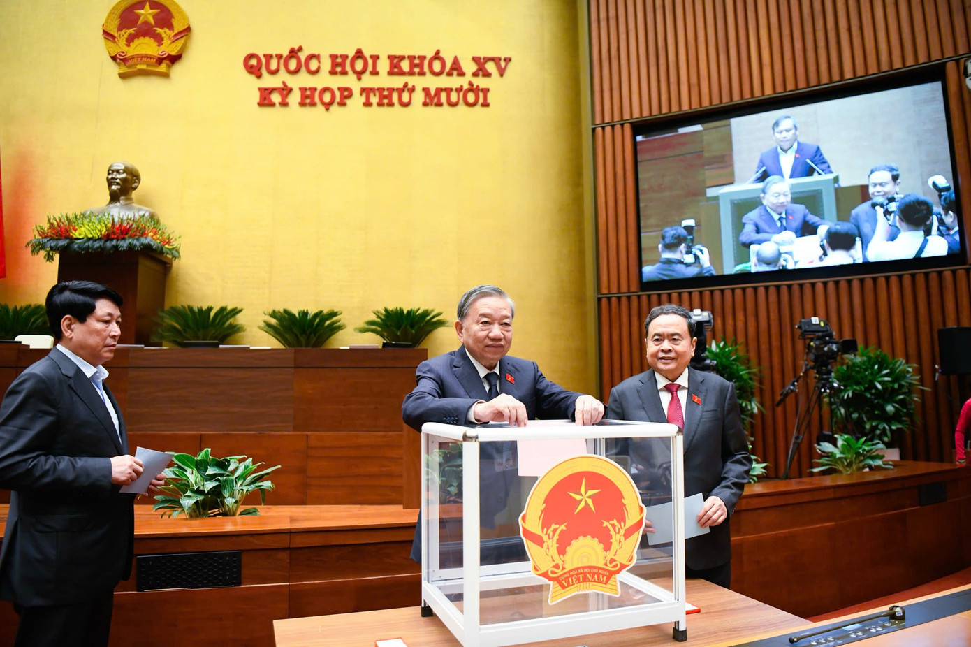 Lãnh đạo Đảng, Nhà nước bỏ phiếu bầu nhân sự, sáng 10/11. Ảnh: Như Ý 1011bau2.jpg