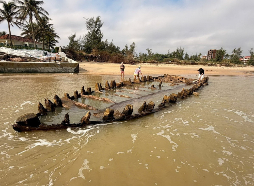 Phát lộ ‘báu vật’ quý hiếm sau bão số 13, nghi có niên đại từ cuối thế kỷ XIV: Cơ quan chức năng đề xuất khai quật khẩn cấp - ảnh 1