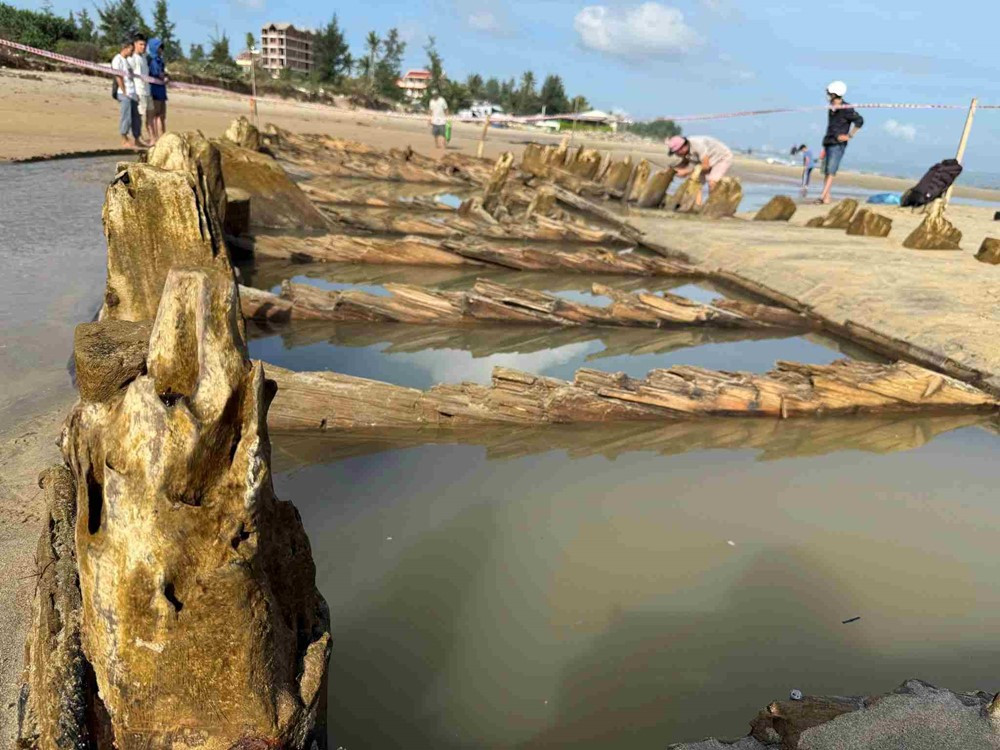 Phát lộ ‘báu vật’ quý hiếm sau bão số 13, nghi có niên đại từ cuối thế kỷ XIV: Cơ quan chức năng đề xuất khai quật khẩn cấp - ảnh 4