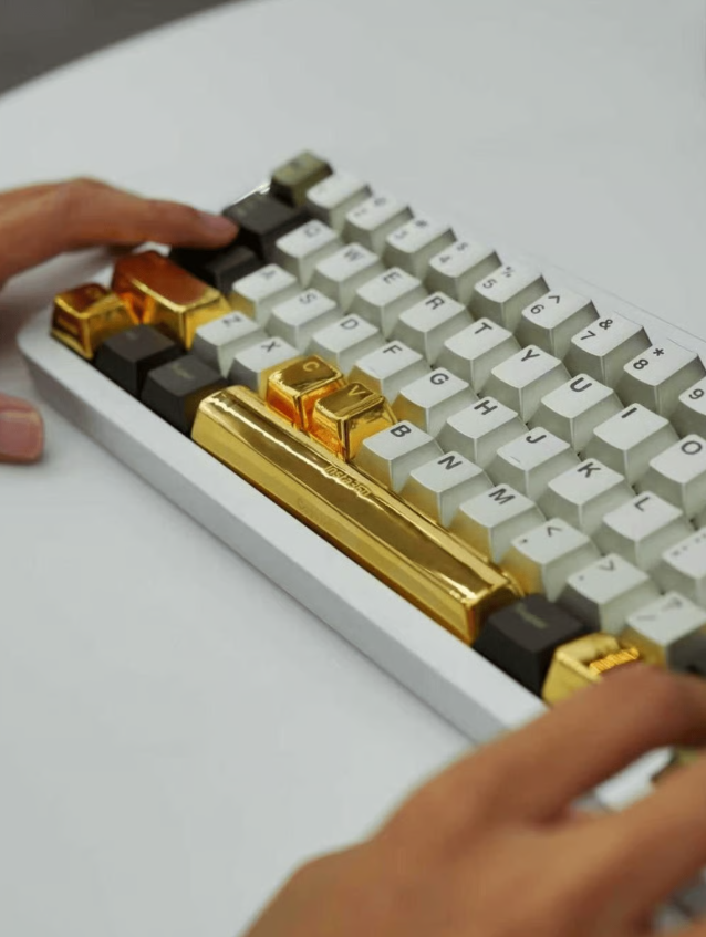 Công ty Trung Quốc tặng phím bằng vàng thật cho nhân viên, giá trị lên tới 1 tỷ đồng - ảnh 1